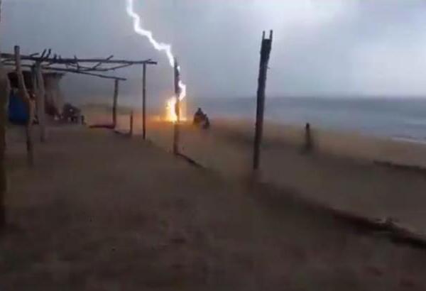 Impactante video muestra cómo un rayo cae sobre dos personas en playa de Michoacán