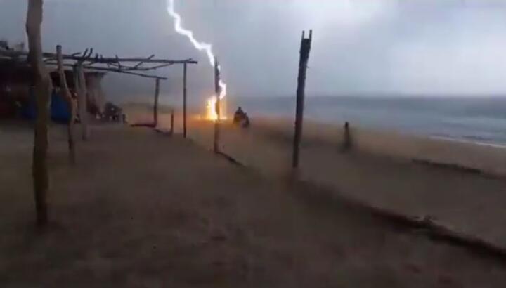 Impactante video muestra cómo un rayo cae sobre dos personas en playa de Michoacán