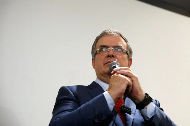 Ebrard Considera Dejar Morena tras Disputa por Candidatura Presidencial