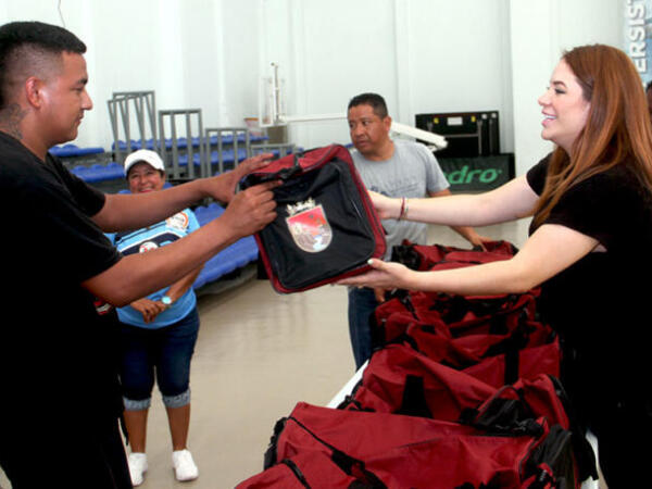 Entrega Tania Robles uniformes al equipo Deportivo “Alex”, que competirá en el Mundial de Clubes de Fut7