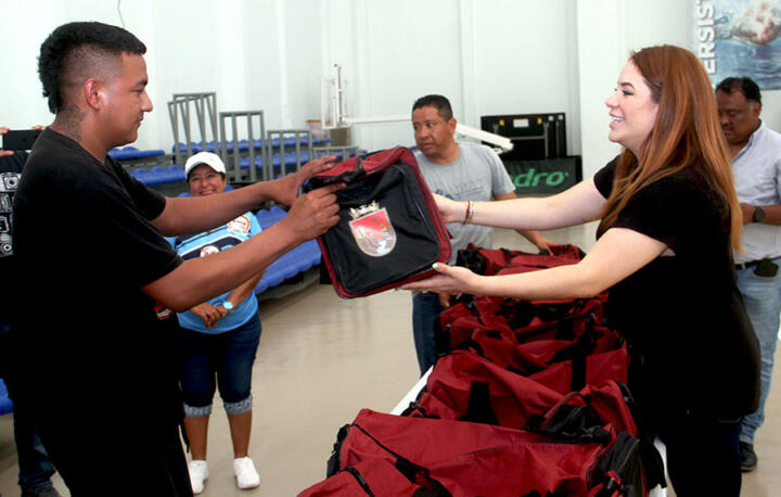 Entrega Tania Robles uniformes al equipo Deportivo “Alex”, que competirá en el Mundial de Clubes de Fut7