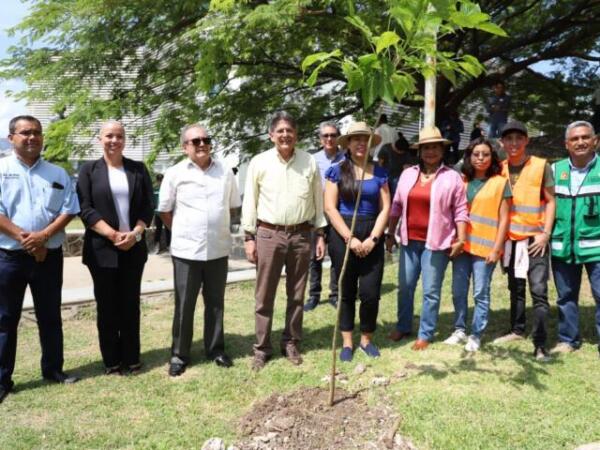 Acciones Sustentables: El Presidente Municipal Lidera Jornada de Reforestación en UNICACH