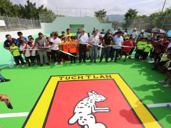 Carlos Morales promueve un Estilo de Vida Saludable, con nueva cancha de futbol rápido