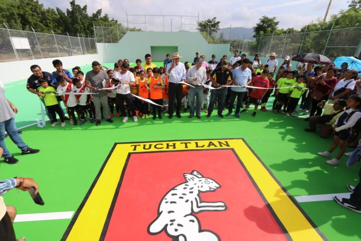 Carlos Morales promueve un Estilo de Vida Saludable, con nueva cancha de futbol rápido