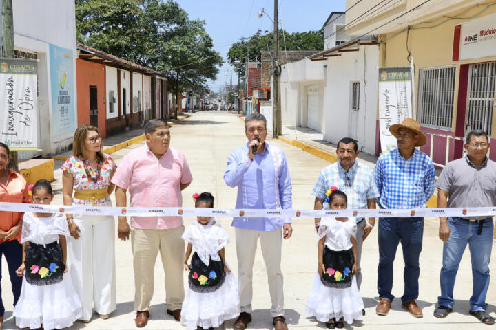 Inaugura Rutilio Escandón pavimentación integral de calles en Huixtla