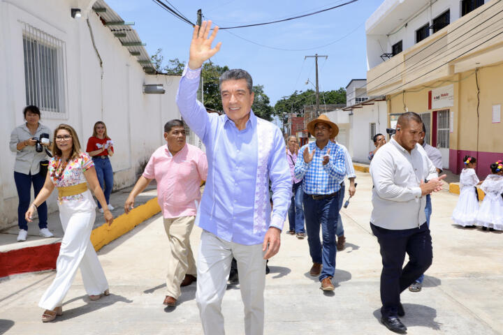 Inaugura Rutilio Escandón pavimentación integral de calles en Huixtla