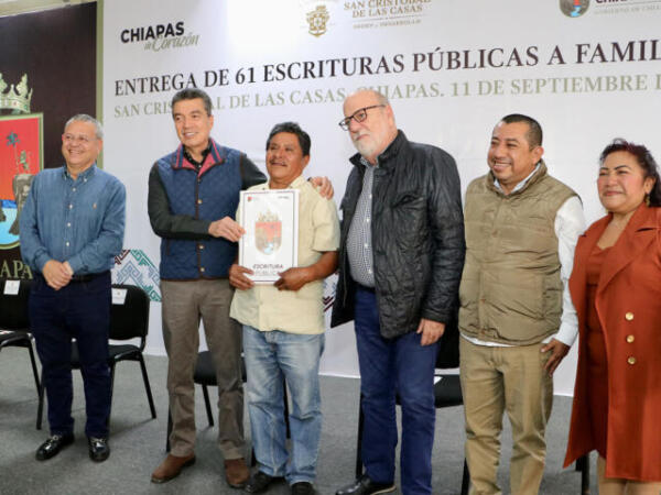 Rutilio Escandón entrega escrituras a familias de San Cristóbal, Comitán, Pichucalco, Reforma y Tuxtla