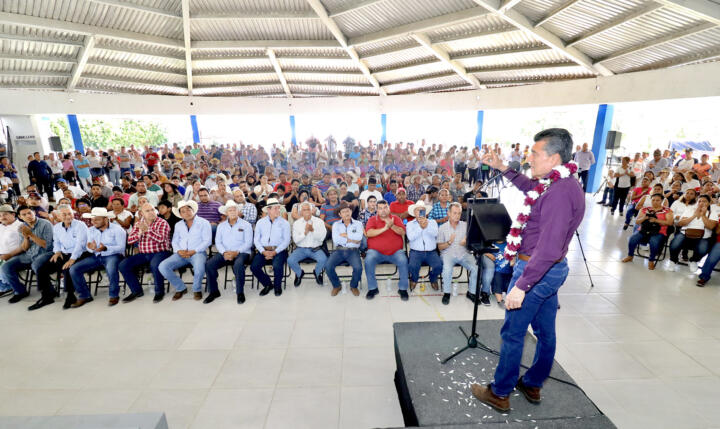 En Villaflores, Rutilio Escandón entrega apoyos a mujeres y hombres productores de ganado ovino y bovino