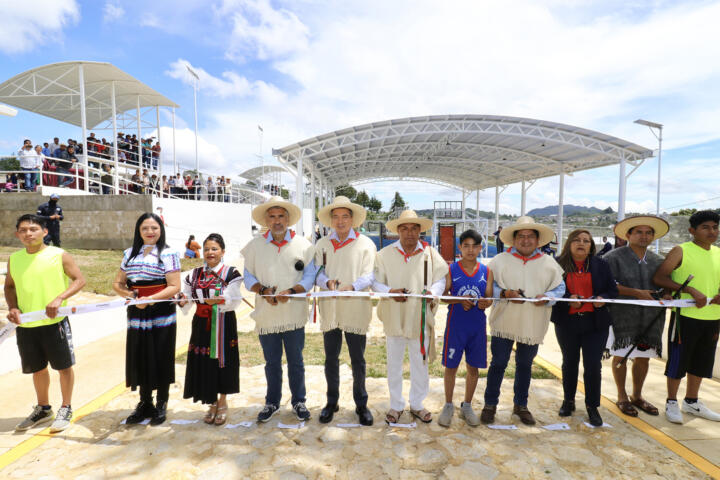 Inaugura Rutilio Escandón Unidad Deportiva del municipio de Chanal