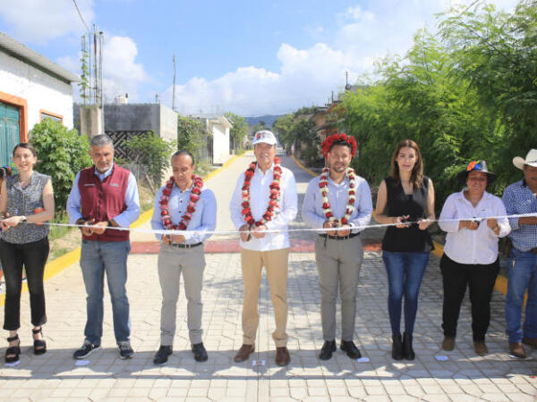 Inaugura Rutilio Escandón pavimentación de calles y domo de la Primaria “Ignacio Zaragoza”, en Suchiapa