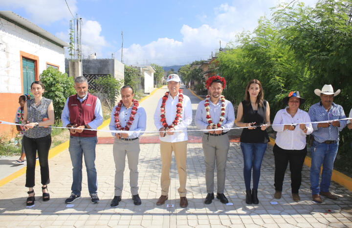 Inaugura Rutilio Escandón pavimentación de calles y domo de la Primaria “Ignacio Zaragoza”, en Suchiapa