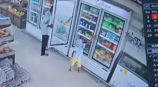 Niña de 4 años fallece electrocutada al tocar refrigerador en supermercado