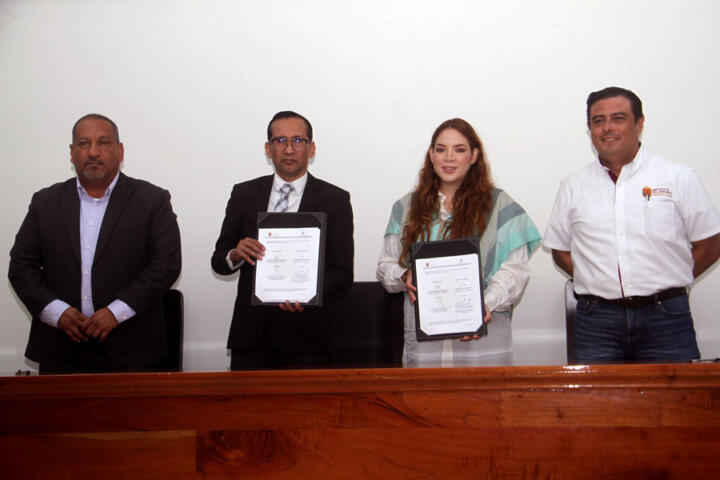 Firma Tania Robles convenio con la Universidad Pablo Guardado Chávez