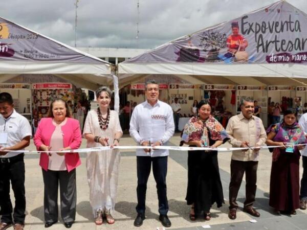 Inaugura Rutilio Escandón Primera Expo Venta Artesanal “De mis manos a tu corazón” Chiapas 2023