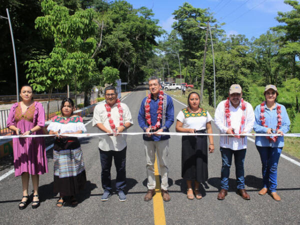 Rutilio Escandón inaugura tramos carreteros y sistema de agua potable en Salto de Agua