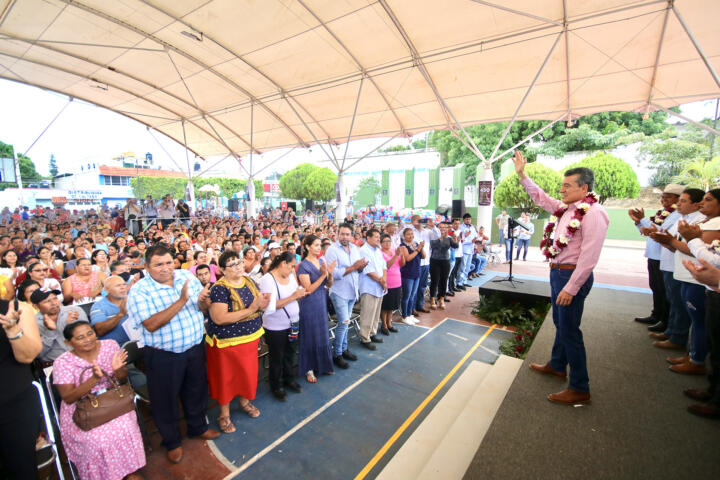 En Cintalapa, entrega Rutilio Escandón 450 escrituras y certificados de lote a familias de 23 municipios