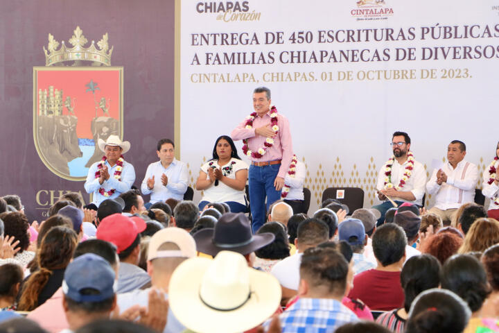 En Cintalapa, entrega Rutilio Escandón 450 escrituras y certificados de lote a familias de 23 municipios