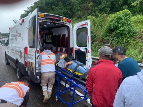 Se brinda atención tras accidente carretero en autopista Las Choapas- Ocozocoautla
