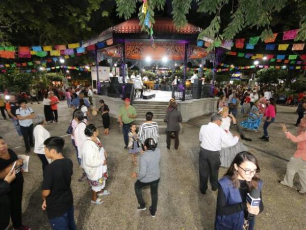 ¡Fiesta tuxtleca! Multitudinaria celebración por la reapertura del Parque de la Marimba