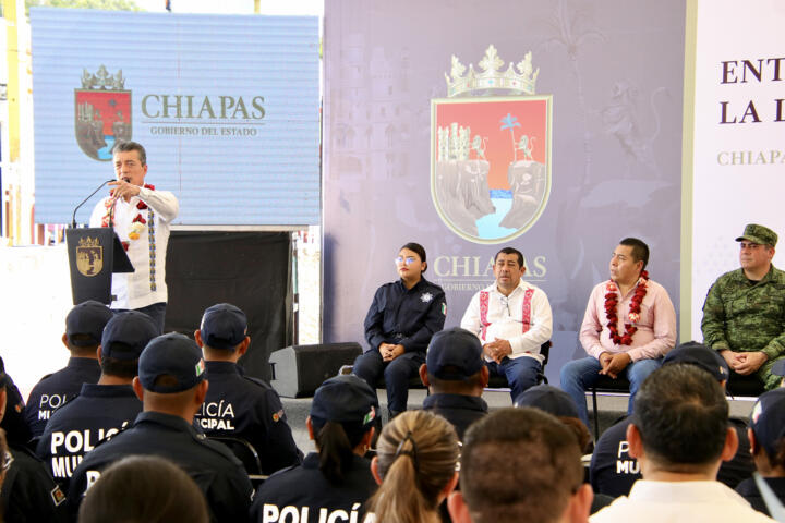 Entrega Rutilio Escandón equipamiento y patrullas a la policía municipal de Chiapa de Corzo