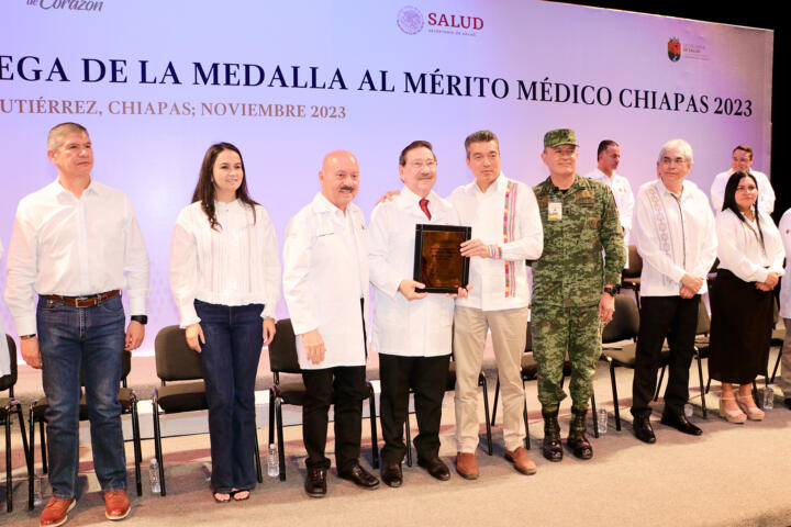 Entrega Rutilio Escandón la Medalla al Mérito Médico Chiapas 2023 al doctor José Trinidad Aceves