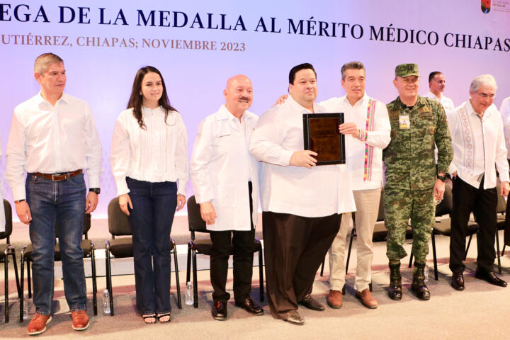 Entrega Rutilio Escandón la Medalla al Mérito Médico Chiapas 2023 al doctor José Trinidad Aceves