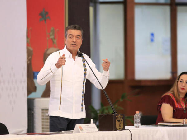Chiapas va bien porque mantenemos una administración pública ordenada y transparente: Rutilio Escandón
