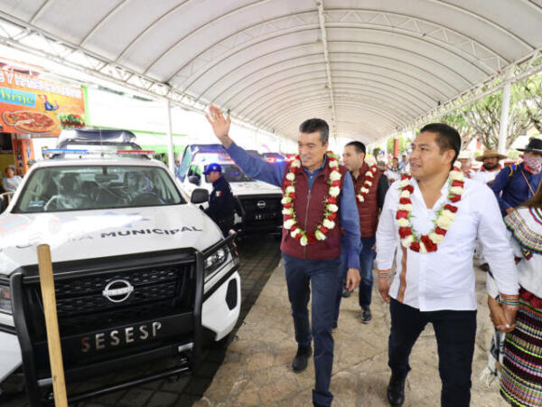 Rutilio Escandón entrega uniformes, equipos, patrullas y motopatrullas a la Policía Municipal de Las Margaritas