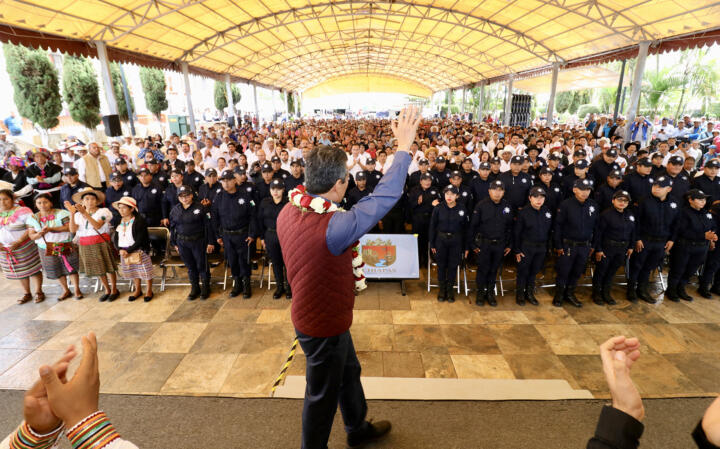 Rutilio Escandón entrega uniformes, equipos, patrullas y motopatrullas a la Policía Municipal de Las Margaritas