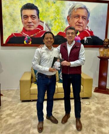 Llaven Abarca entrega al gobernador Rutilio Escandón ejemplar de su libro “Chiapas la seguridad que todos queremos”