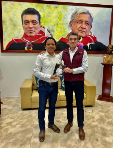Llaven Abarca entrega al gobernador Rutilio Escandón ejemplar de su libro “Chiapas la seguridad que todos queremos”