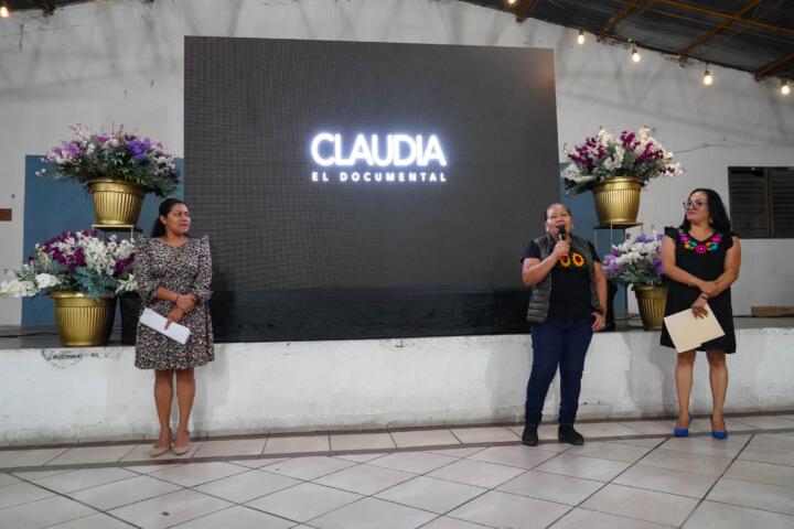 Claudia Sheinbaum motiva a mujeres de Ocosingo a organizar un cine-debate con la presencia y colaboración de María Cruz y Antonio Santos