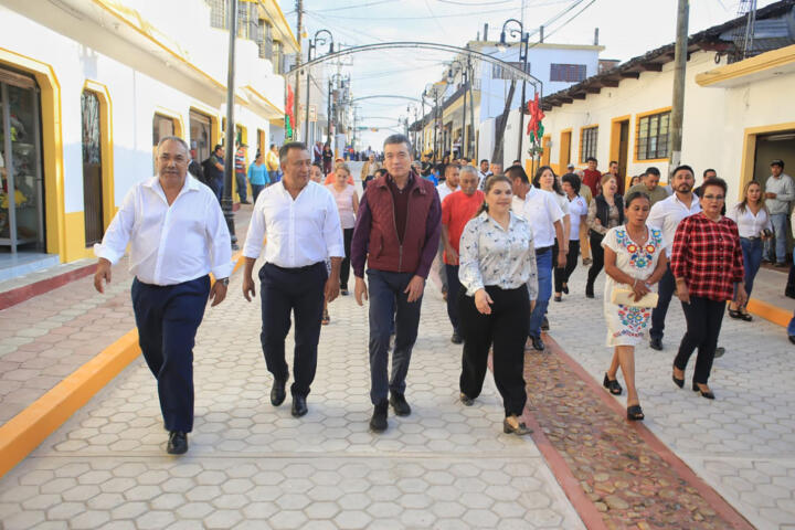 Rutilio Escandón inaugura pavimentación de calle, en beneficio de Barrios Norte y Centro de Ocosingo
