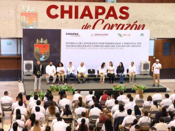 Entrega Rutilio Escandón contratos indeterminados a personal del Telebachillerato Comunitario de Chiapas