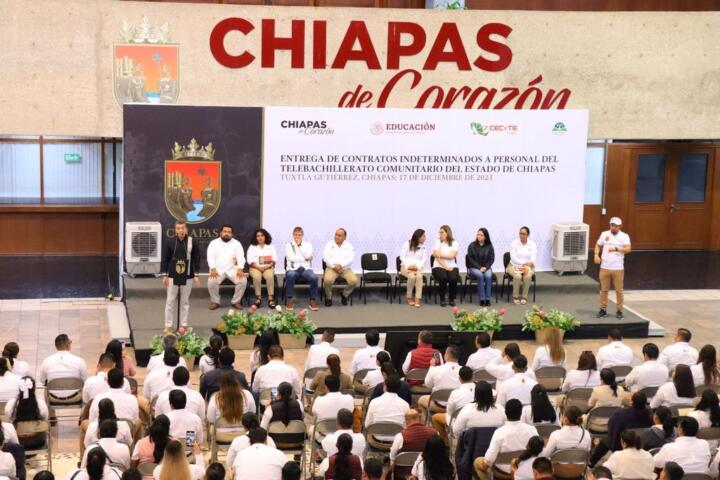 Entrega Rutilio Escandón contratos indeterminados a personal del Telebachillerato Comunitario de Chiapas
