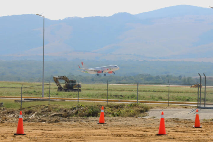 Rutilio Escandón coloca primera piedra de segunda ampliación del Aeropuerto Internacional “Ángel Albino Corzo”