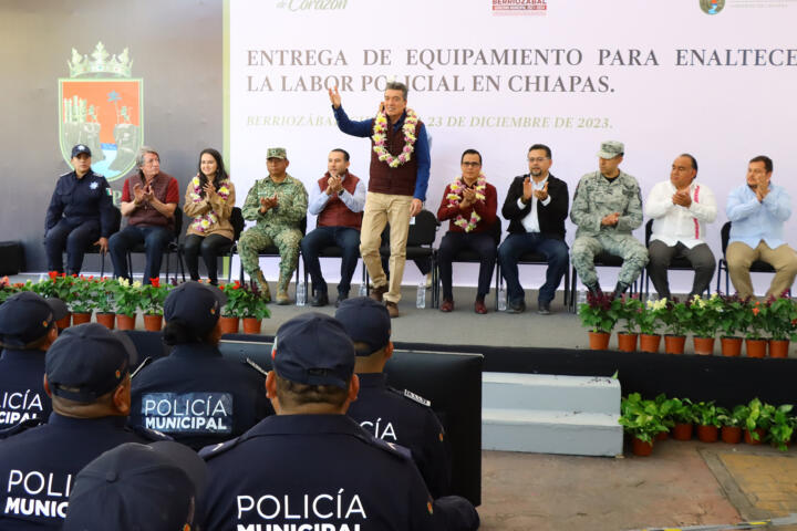 Rutilio Escandón entrega patrullas, motopatrullas y equipamiento a la Policía de Berriozábal