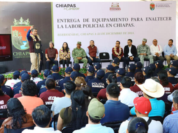 Rutilio Escandón entrega patrullas, motopatrullas y equipamiento a la Policía de Berriozábal