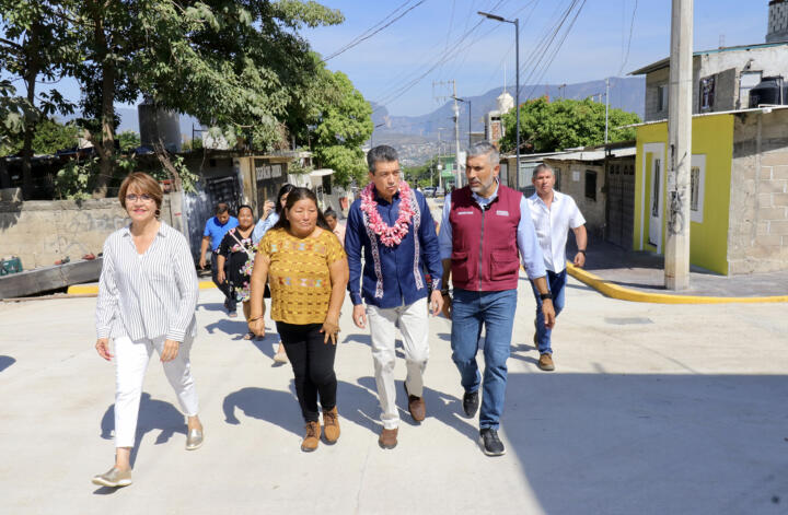 Inaugura Rutilio Escandón pavimentación de calles en la colonia El Salvador, de Tuxtla Gutiérrez