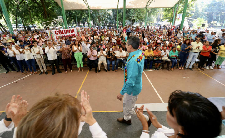 En Tapachula, entrega Rutilio Escandón escrituras públicas y paquetes de lámina