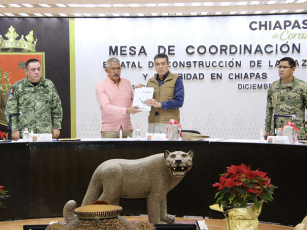 Titular de la FGE Chiapas entrega Informe Anual de Actividades 2023 al gobernador Rutilio Escandón