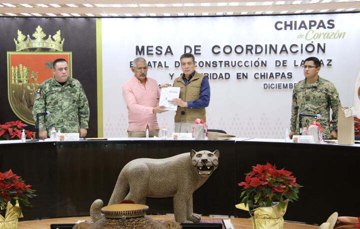Titular de la FGE Chiapas entrega Informe Anual de Actividades 2023 al gobernador Rutilio Escandón