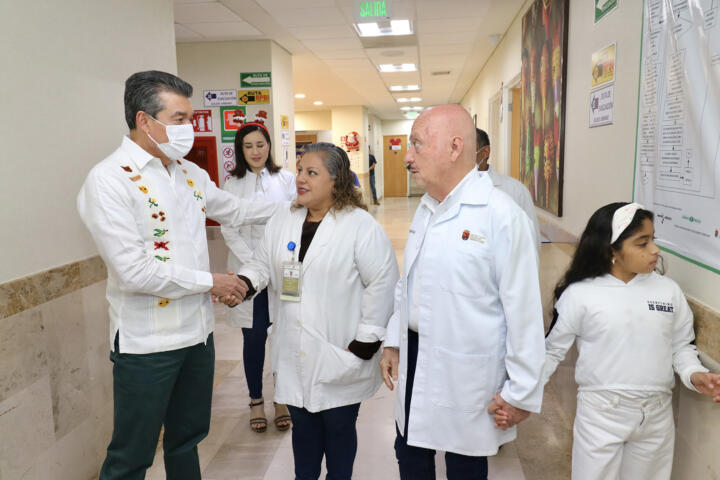 Rutilio Escandón entregó regalos y convivió con niñas y niños del área de Pediatría del Hospital Gómez Maza