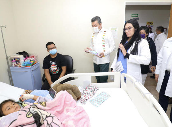 Rutilio Escandón entregó regalos y convivió con niñas y niños del área de Pediatría del Hospital Gómez Maza