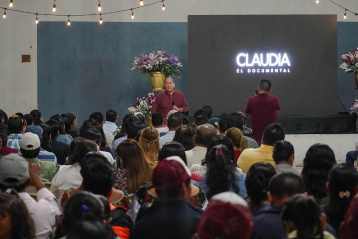 Claudia Sheinbaum motiva a mujeres de Ocosingo a organizar un cine-debate con la presencia y colaboración de María Cruz y Antonio Santos