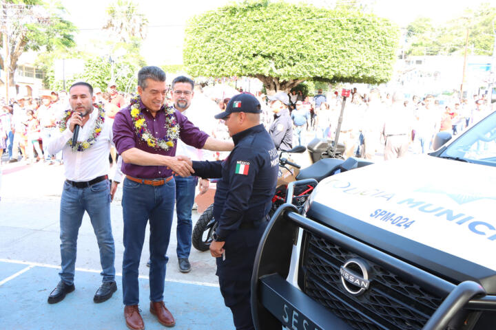 Rutilio Escandón entrega equipamiento, becas, patrullas y motopatrullas a Policía Municipal de Copainalá