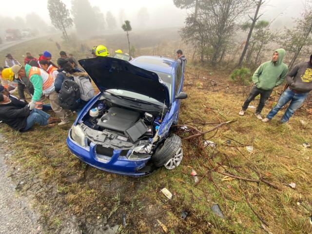 Se brinda auxilio a la población ante accidente en el tramo carretero San Cristóbal de Las Casas-Ocosingo