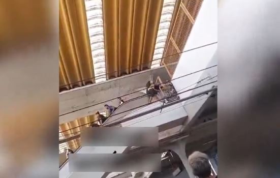 Adulto mayor fallece al caer de escaleras eléctricas en centro comercial (VIDEO)