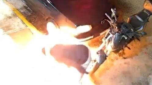 Hombre sale quemado tras prender fuego a auto en Edomex (VIDEO)