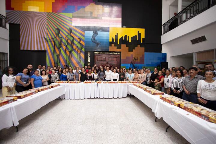 Flor Esponda celebra el Día de Reyes, con trabajadores del Congreso